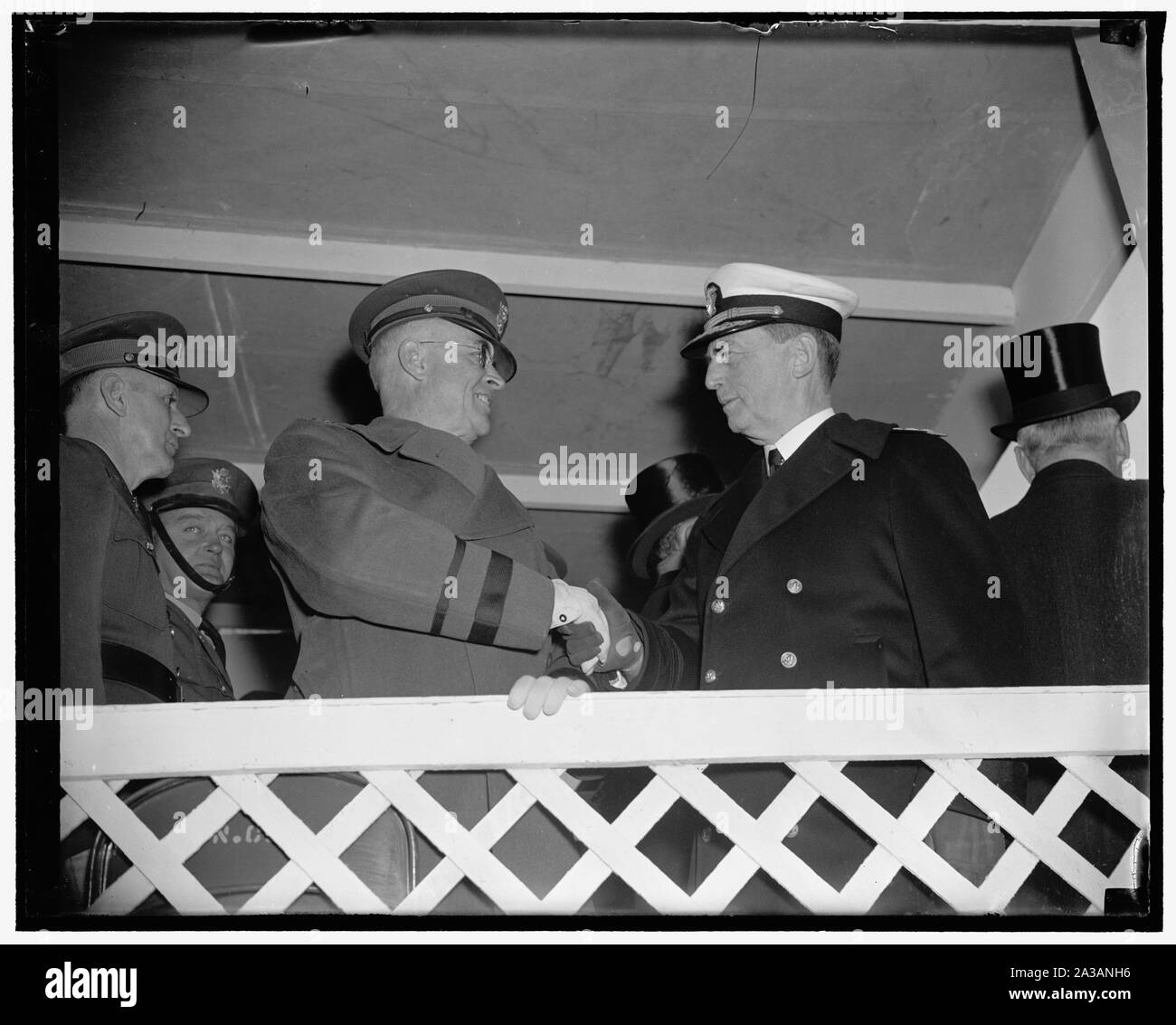 Chefs de service de l'armée d'examen day parade. Washington, D.C., 6 avril. Le général de Malin Craig, chef d'état-major américain, accueille le Contre-amiral William D. Leahy, chef des opérations navales, juste avant de passer en revue avec le président Roosevelt l'armée d'aujourd'hui Day Parade dans le Capitole, 4/6/38 Banque D'Images