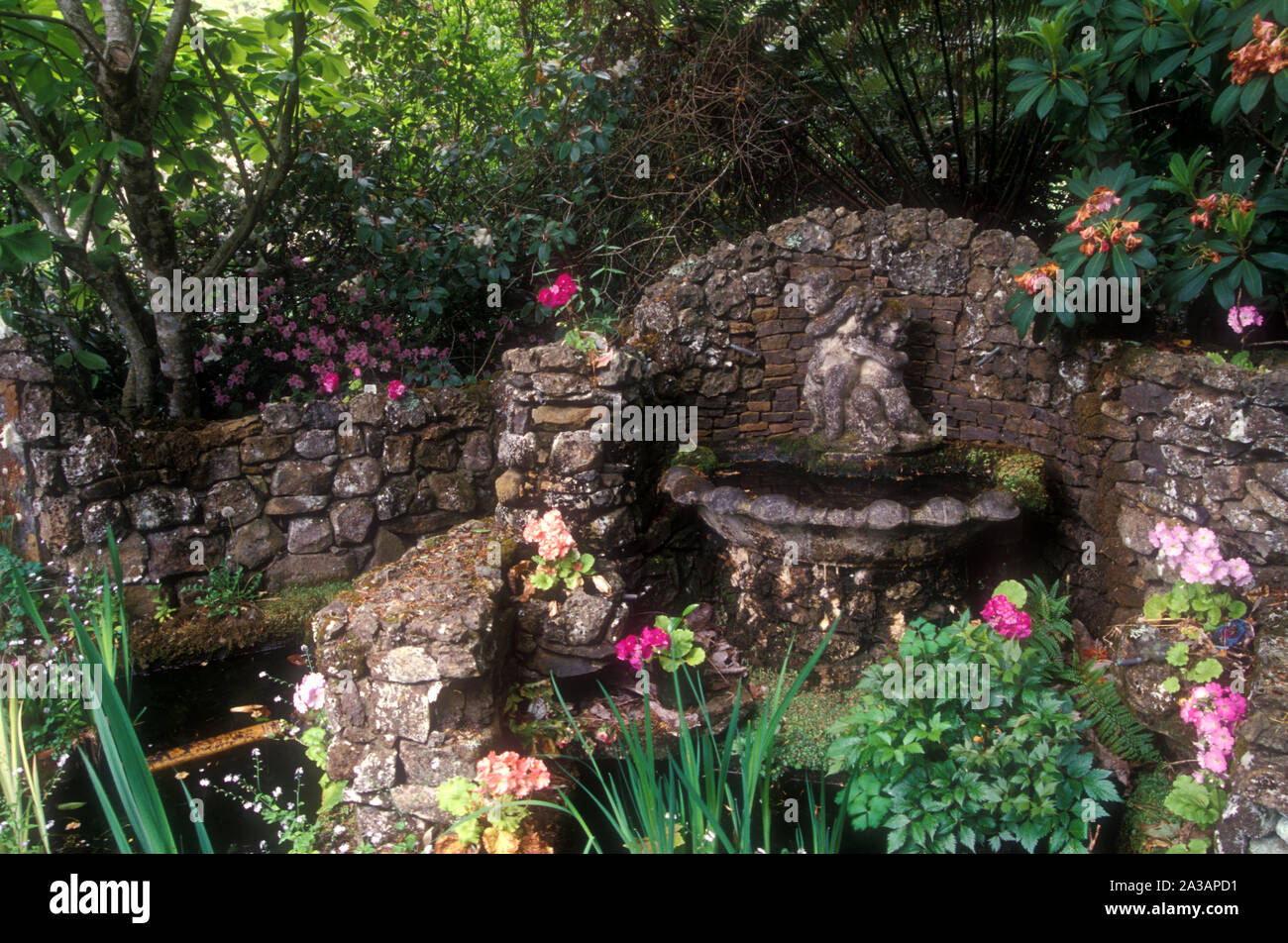 OLD STONE GARDEN POND AVEC FONTAINE DE CHÉRUBINS DANS LES MONTAGNES BLEUES, NOUVELLE-GALLES DU SUD, AUSTRALIE Banque D'Images