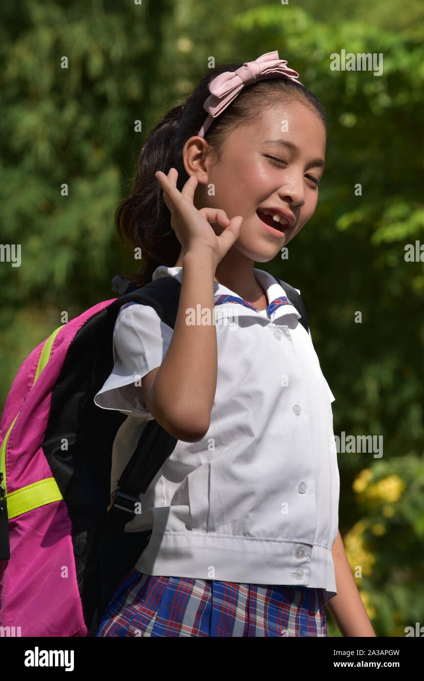 Ok Fille de l'école en uniforme avec des livres Banque D'Images