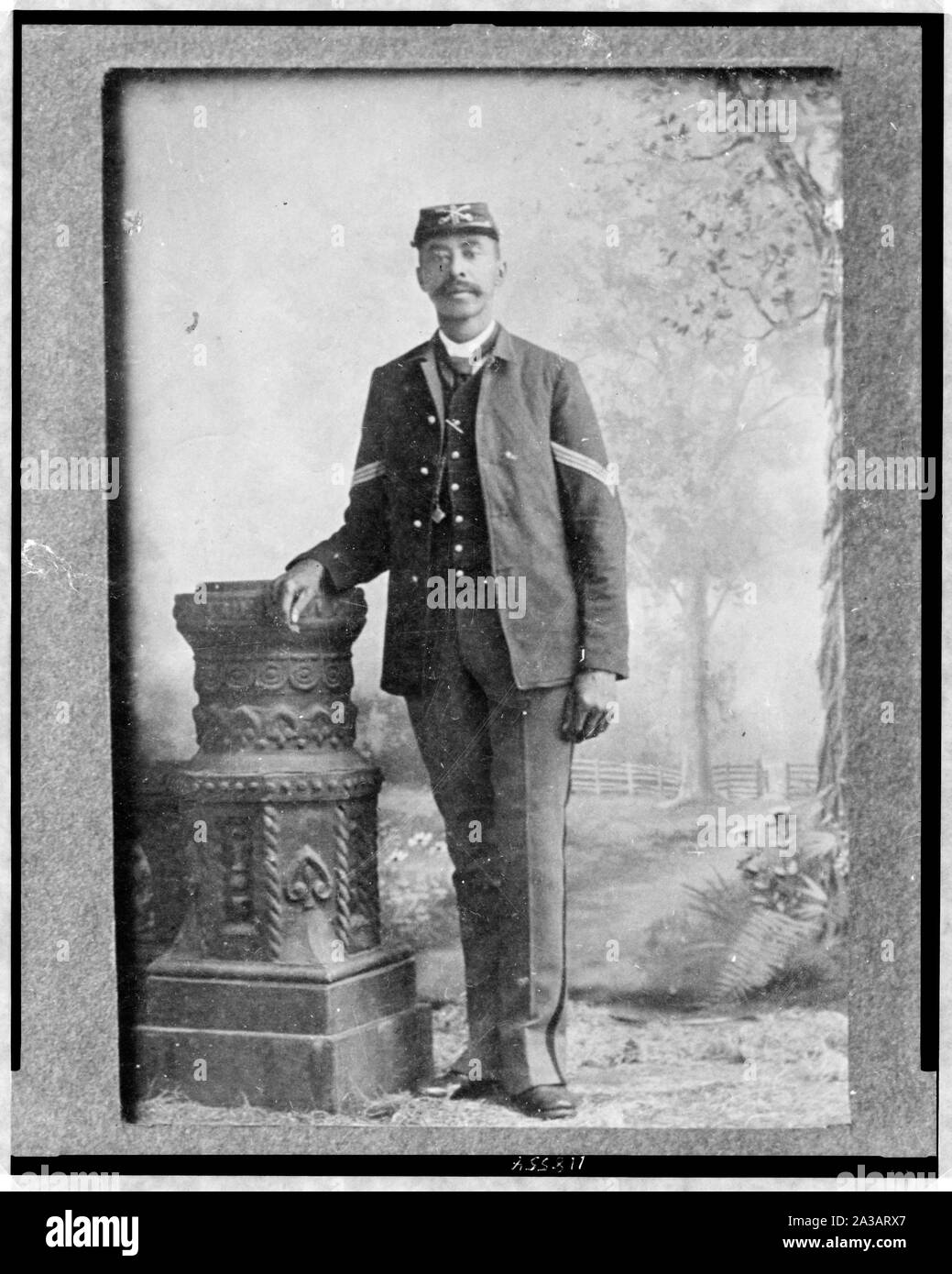 Le Sgt. John Denny, portrait en pied, debout, face à l'avant Banque D'Images