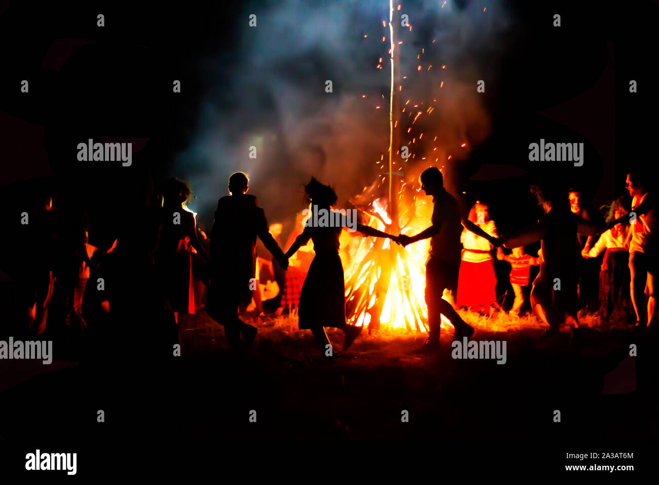 Le Bélarus, la ville de Gomel, 08 juillet 2018. Maison de vacances Ivan Kupala. Les gens dansent autour du feu. Kupala nuit Banque D'Images