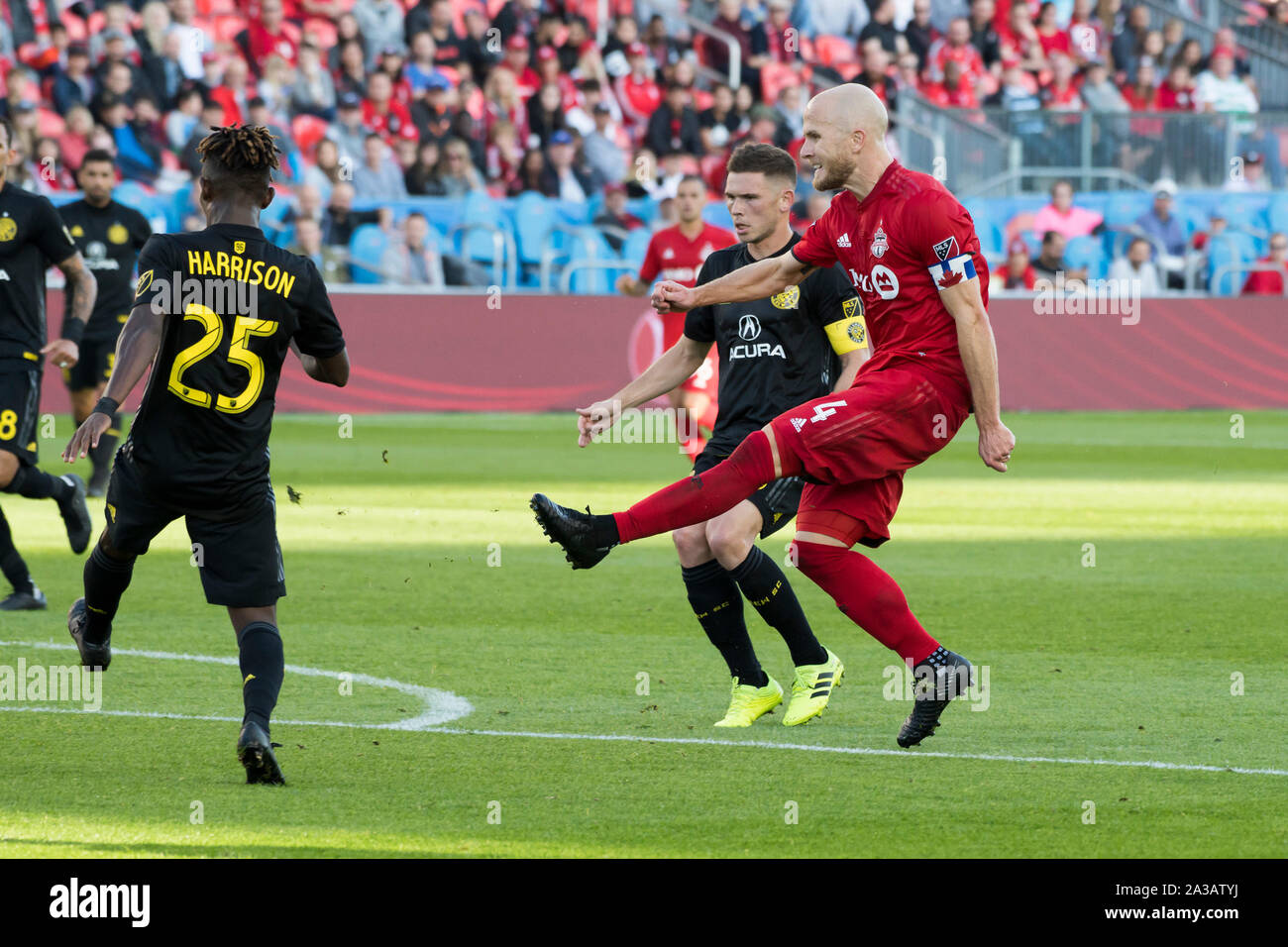 Toronto, Canada. 06 Oct, 2019. Michael Bradley (R) en action au cours de la MLS (Major League Soccer) match entre Toronto FC et Columbus Crew SC. Score final : Toronto FC 1 - 0 SC Columbus Crew. Credit : SOPA/Alamy Images Limited Live News Banque D'Images