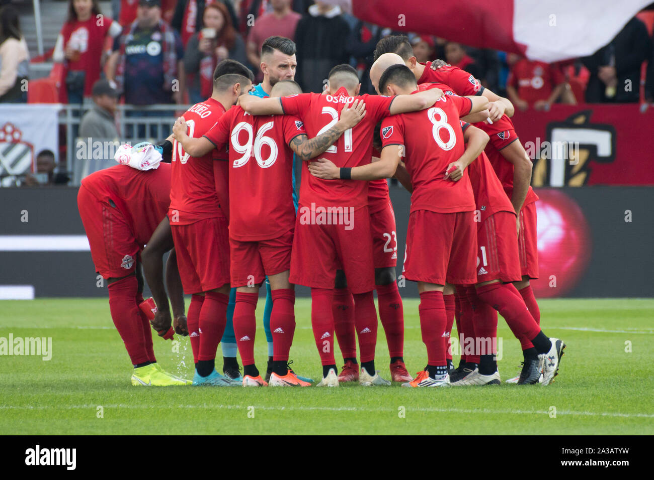Toronto, Canada. 06 Oct, 2019. Les joueurs du Toronto FC huddle avant la MLS (Major League Soccer) match entre Toronto FC et Columbus Crew SC. Score final : Toronto FC 1 - 0 SC Columbus Crew. Credit : SOPA/Alamy Images Limited Live News Banque D'Images