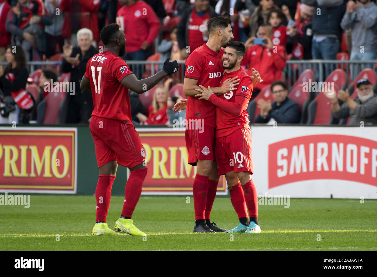 Toronto, Canada. 06 Oct, 2019. Alejandro Pozuelo (R) réagit avec ses coéquipiers lors de la MLS (Major League Soccer) match entre Toronto FC et Columbus Crew SC. Score final : Toronto FC 1 - 0 SC Columbus Crew. Credit : SOPA/Alamy Images Limited Live News Banque D'Images