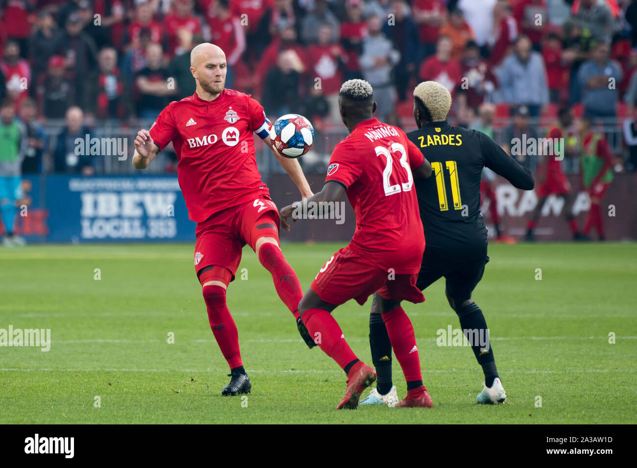 Toronto, Canada. 06 Oct, 2019. Michael Bradley (4), Chris Mavinga (23) et Gyasi Zardes (11) en action au cours de la MLS (Major League Soccer) match entre Toronto FC et Columbus Crew SC. Score final : Toronto FC 1 - 0 SC Columbus Crew. Credit : SOPA/Alamy Images Limited Live News Banque D'Images