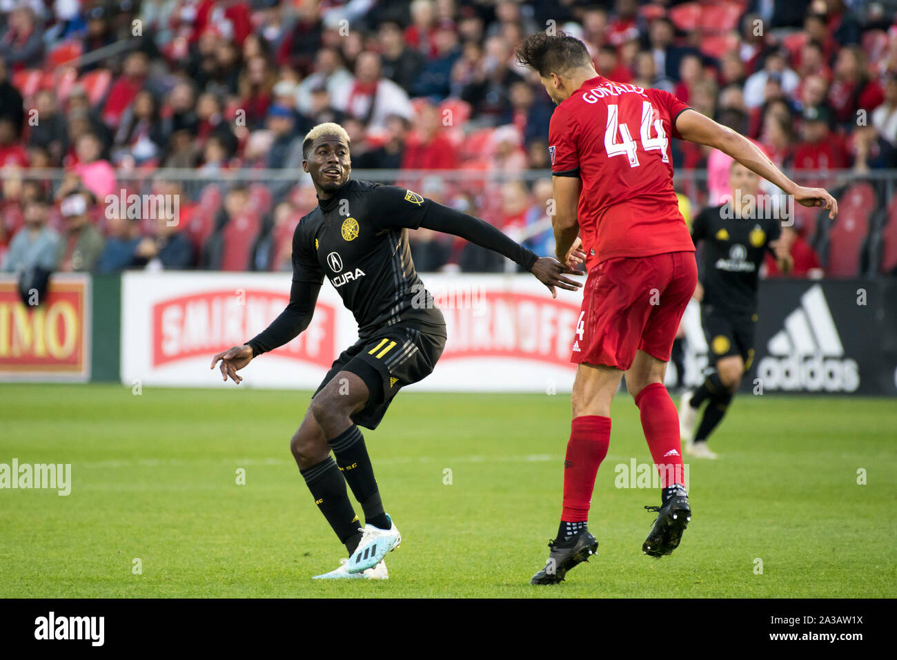 Toronto, Canada. 06 Oct, 2019. Omar Gonzalez (R) et Gyasi Zardes (L) en action au cours de la MLS (Major League Soccer) match entre Toronto FC et Columbus Crew SC. Score final : Toronto FC 1 - 0 SC Columbus Crew. Credit : SOPA/Alamy Images Limited Live News Banque D'Images