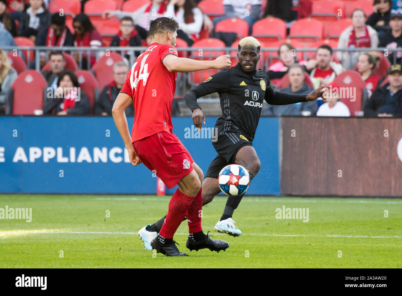 Toronto, Canada. 06 Oct, 2019. Omar Gonzalez (44) et Gyasi Zardes (11) en action au cours de la MLS (Major League Soccer) match entre Toronto FC et Columbus Crew SC. Score final : Toronto FC 1 - 0 SC Columbus Crew. Credit : SOPA/Alamy Images Limited Live News Banque D'Images