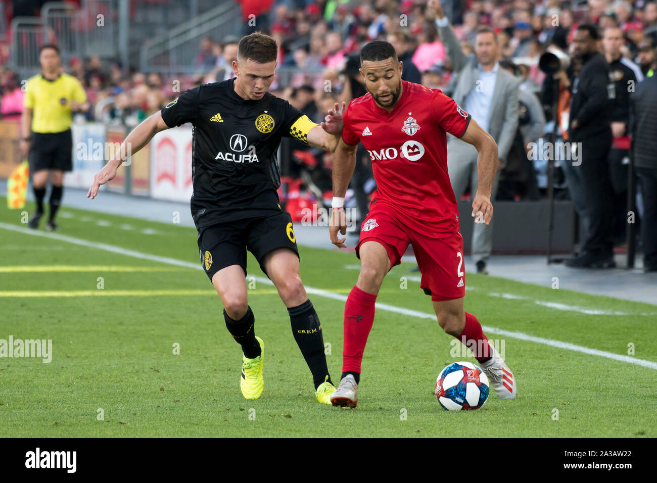 Toronto, Canada. 06 Oct, 2019. Wil Trapp (L) et Justin Morrow (R) en action au cours de la MLS (Major League Soccer) match entre Toronto FC et Columbus Crew SC. Score final : Toronto FC 1 - 0 SC Columbus Crew. Credit : SOPA/Alamy Images Limited Live News Banque D'Images