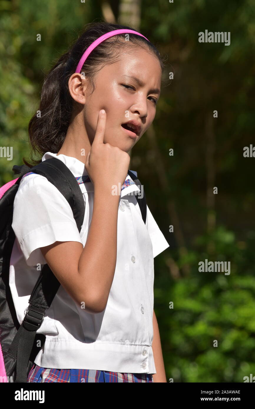 Catholic Asian School Girl avec dents portant l'uniforme scolaire avec des livres Banque D'Images