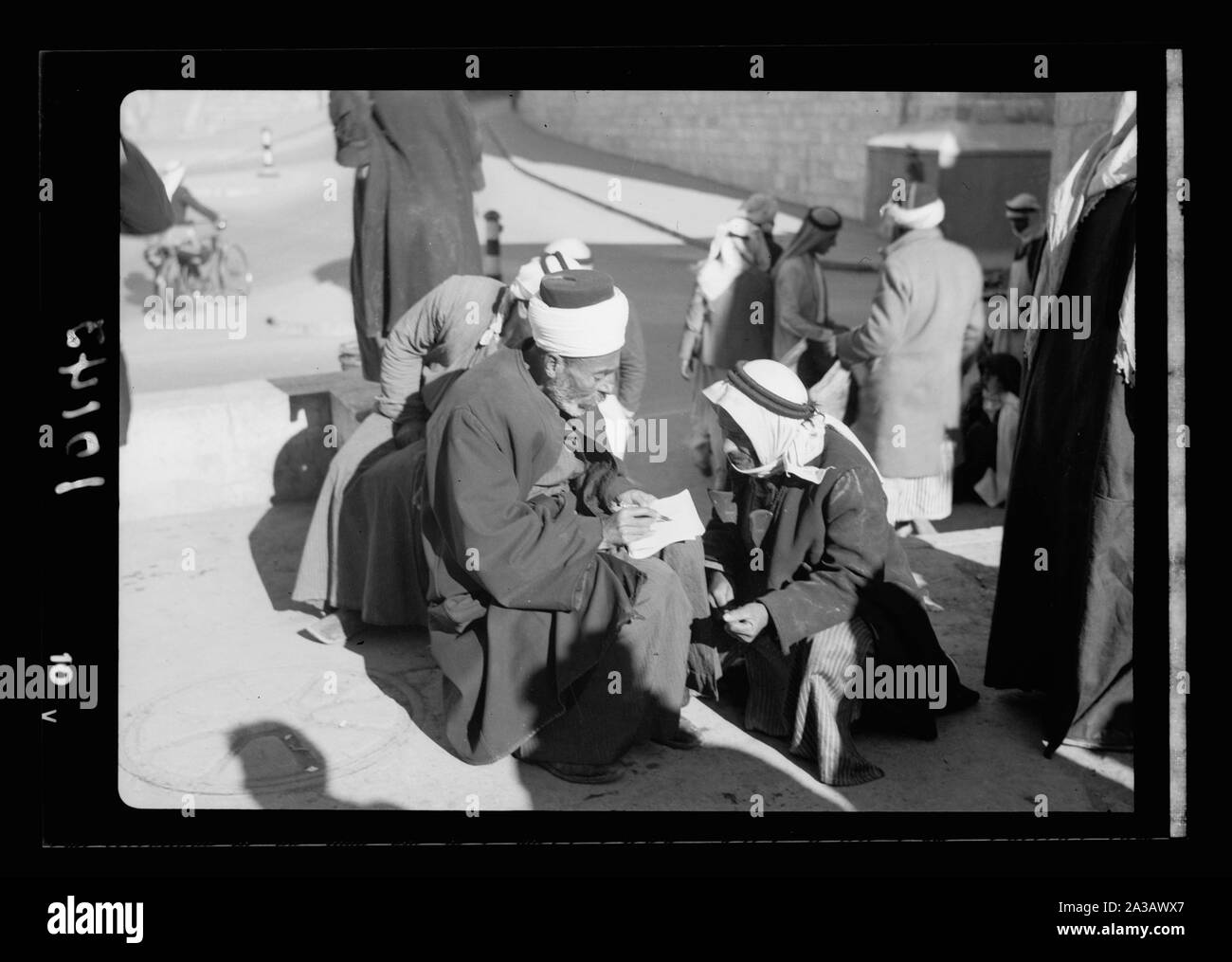 Sheik paysan aidant à remplir ap[p]publication formulaire pour carte d'identité Banque D'Images