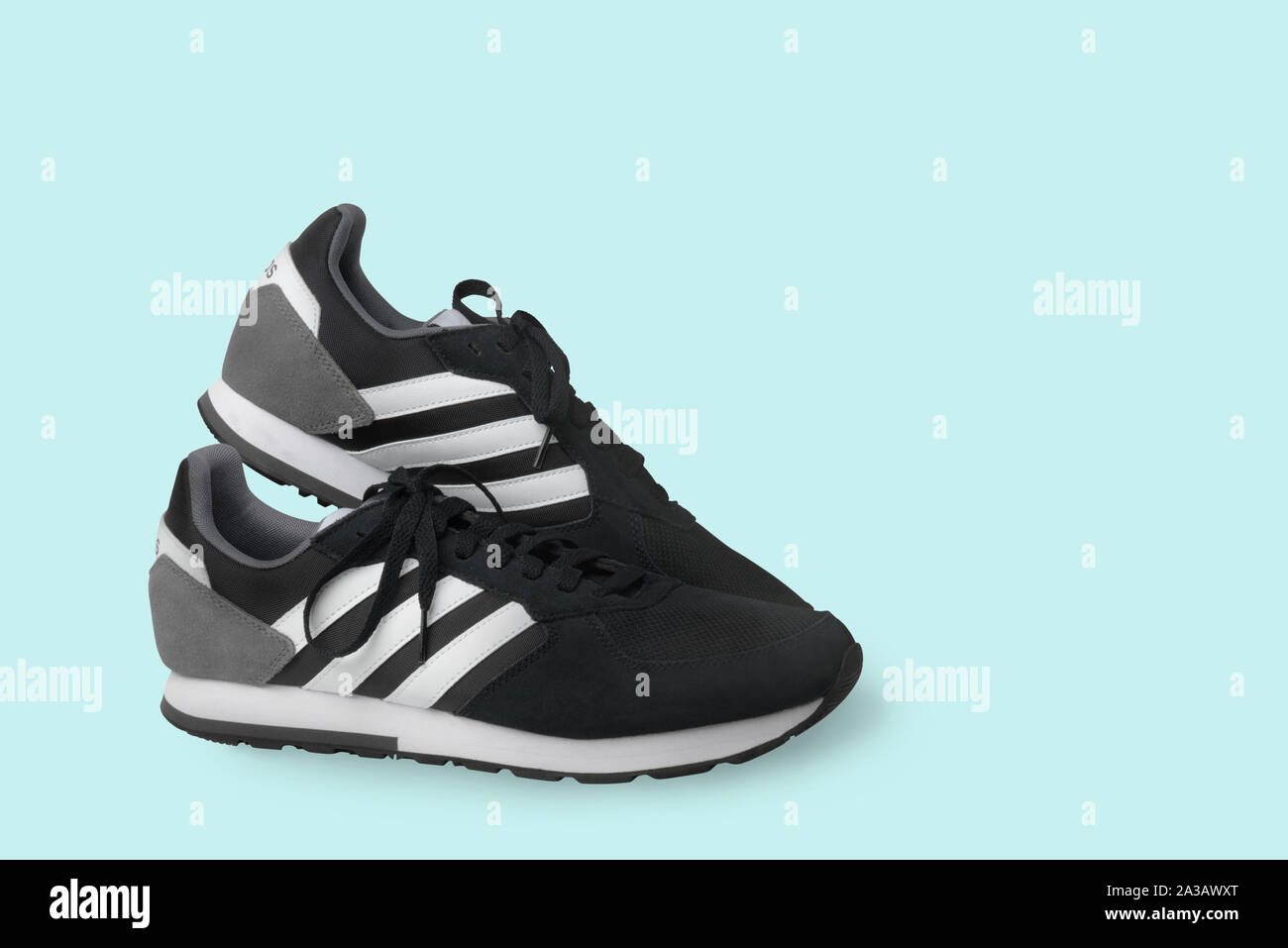 Adidas sport chaussures sneakers noir sur fond blanc. Isolées. Samara. La  Russie. 2019-04-13 Photo Stock - Alamy