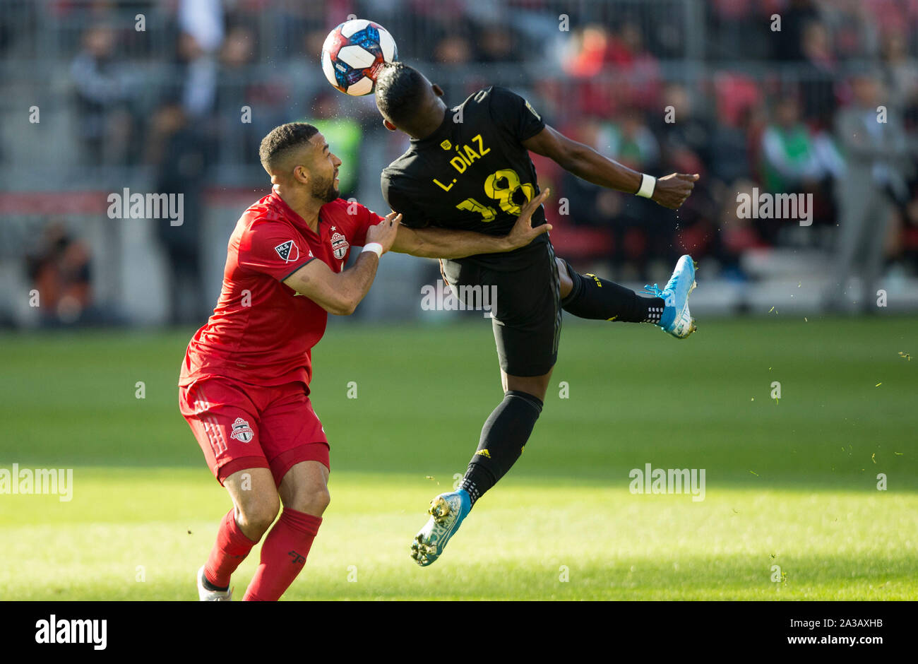 Toronto, Canada. 6 octobre, 2019. Justin Morrow (L) de Toronto FC rivalise avec Luis Diaz de Columbus Crew SC au cours de leurs 2019 Major League Soccer (MLS) correspondent au BMO Field à Toronto, Canada, le 6 octobre 2019. Credit : Zou Zheng/Xinhua/Alamy Live News Banque D'Images