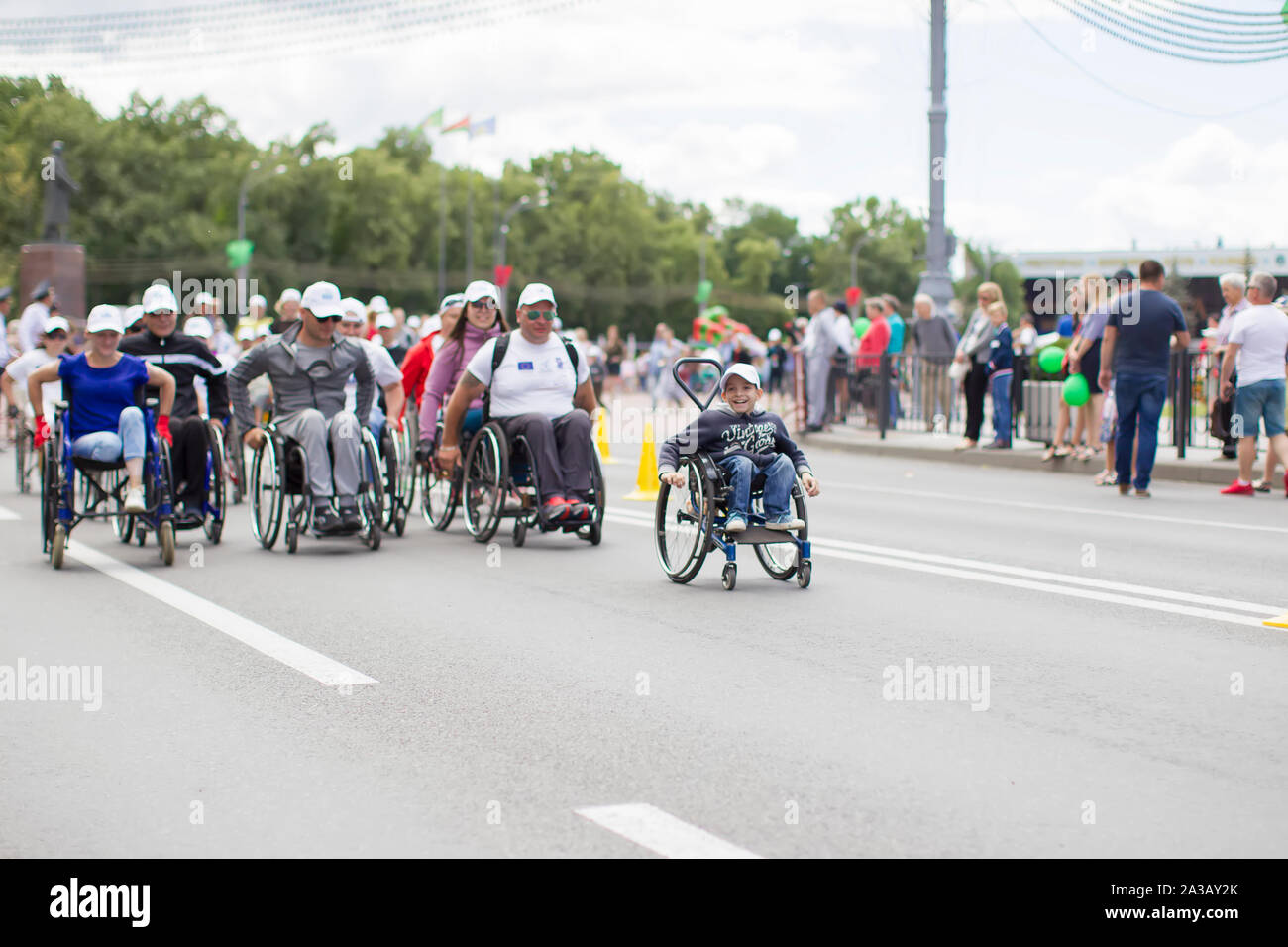 Le Bélarus, la ville de Gimel, Juillet 03, 2019. Festival de la jeunesse.course en fauteuil roulant.Moelle Marathon.Les personnes en fauteuil roulant dans la rue Banque D'Images