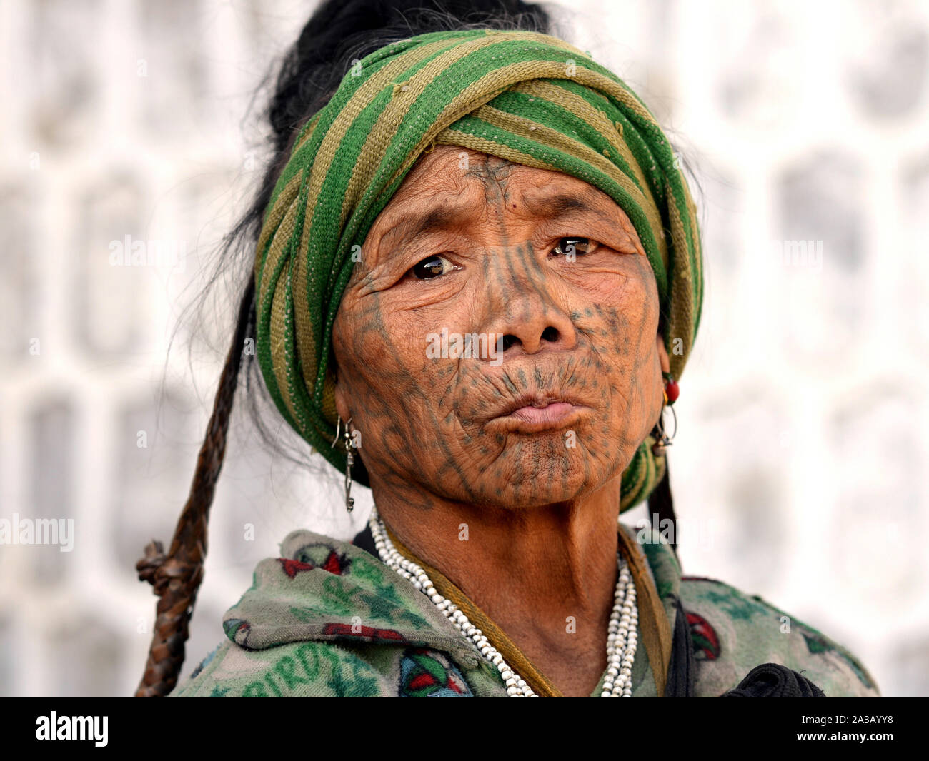 Vieux Menton Muun femme tribal (spider woman') avec tatouage facial traditionnel pose pour la caméra (head shot). Banque D'Images