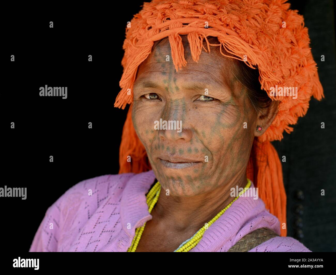 Middle-aged Chin Muun femme tribal (spider woman') avec tatouage facial traditionnel pose pour la caméra (head shot). Banque D'Images