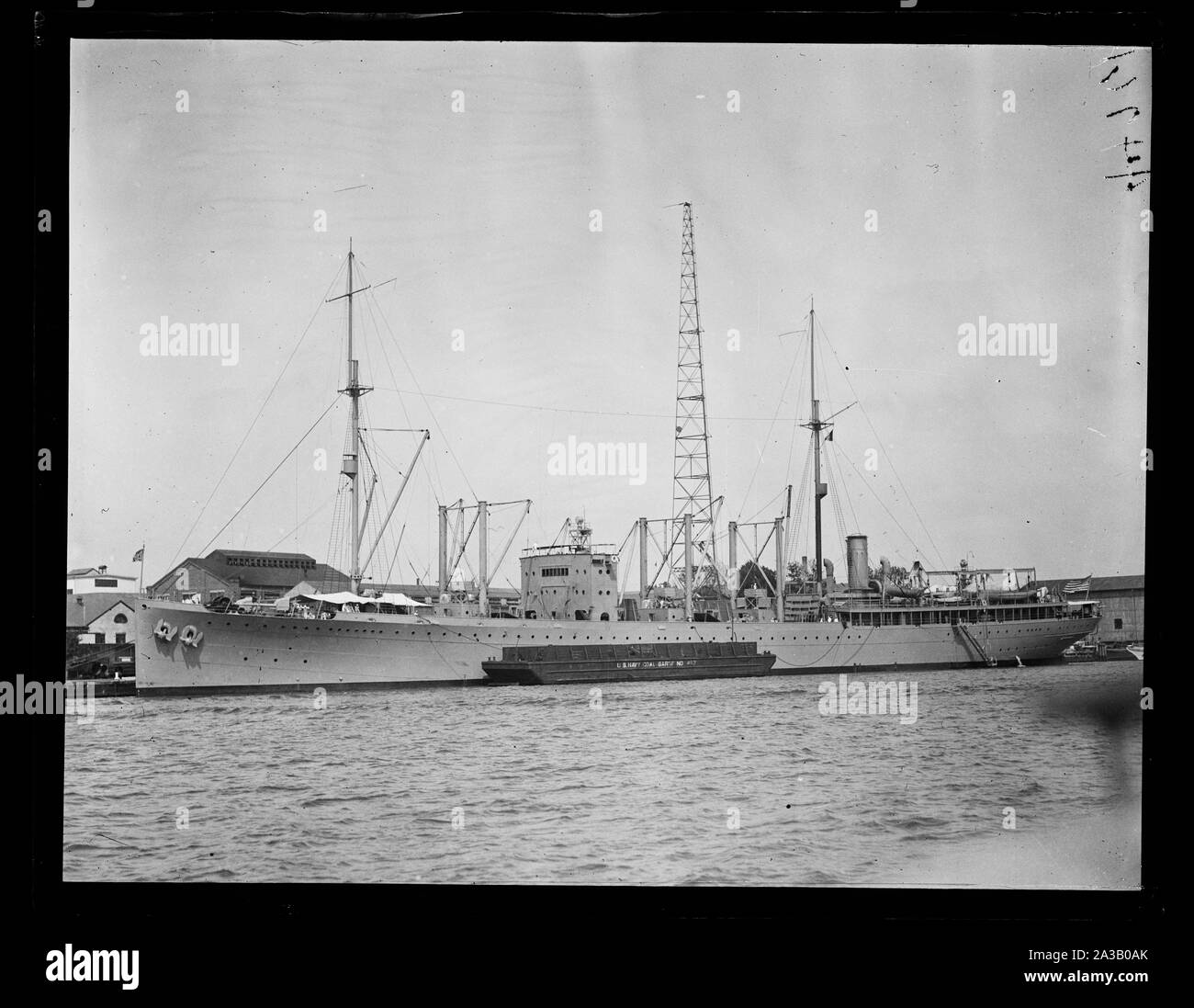 Navire ; U.S. Navy barge du charbon en premier plan Banque D'Images