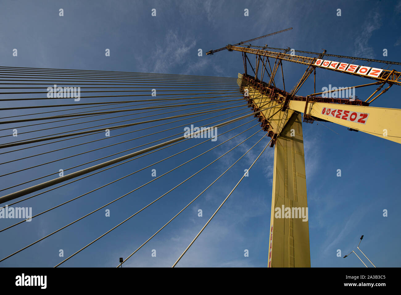 DELHI, INDE, 01 septembre 2019 : vue sur le pont de Signature en cours de construction à travers la rivière Yamuna à New Delhi Banque D'Images