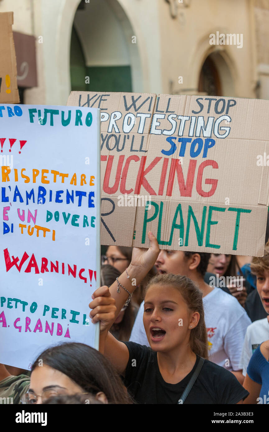 Vendredi pour les futures : Grève de l'école du climat ; groupe d'étudiants avec des conseils et des bannières Lecce 27 septembre 2019 Banque D'Images