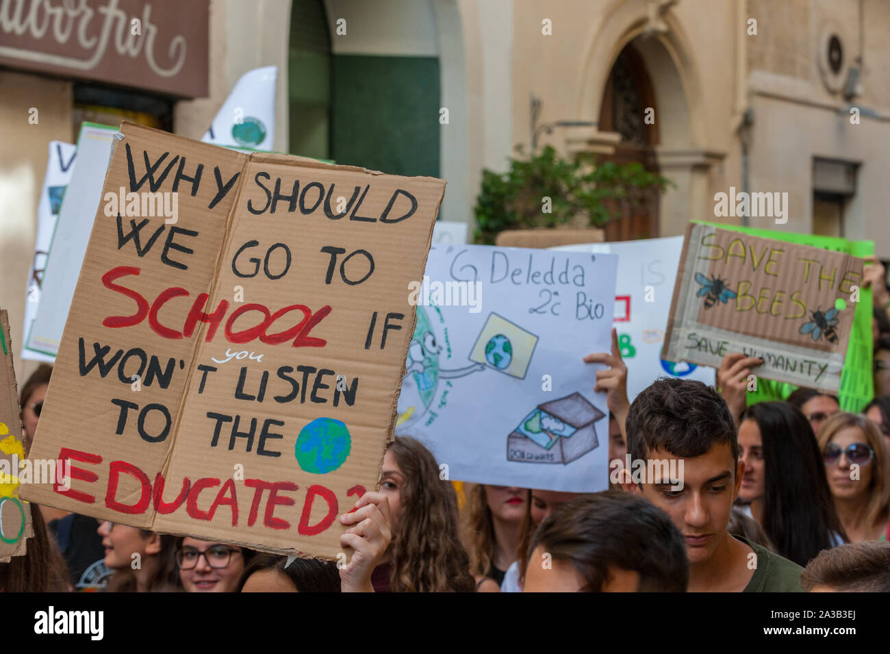 Vendredi pour les futures : Grève de l'école du climat ; groupe d'étudiants avec des conseils et des bannières Lecce 27 septembre 2019 Banque D'Images