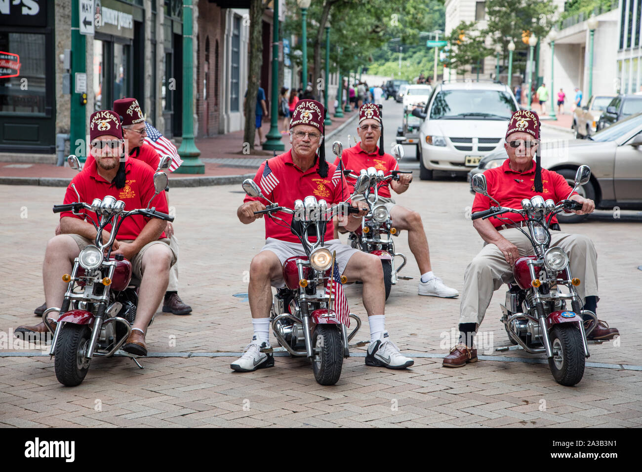 On voit souvent des Shriners batifolent dans de petites voitures de clown ou même à des parades américain local tricycles. Mais ces membres de Charleston, West Virginia's, Beni Kadem culte trouvés, plus rapide et plus fort, les roues de la ville FestivALL Parade de l'Art, dans lequel les groupes de théâtre, des artistes, danseurs, artistes de rue, les voitures d'art, la musique et les décideurs des organisations locales défilé dans Capitol Street Banque D'Images