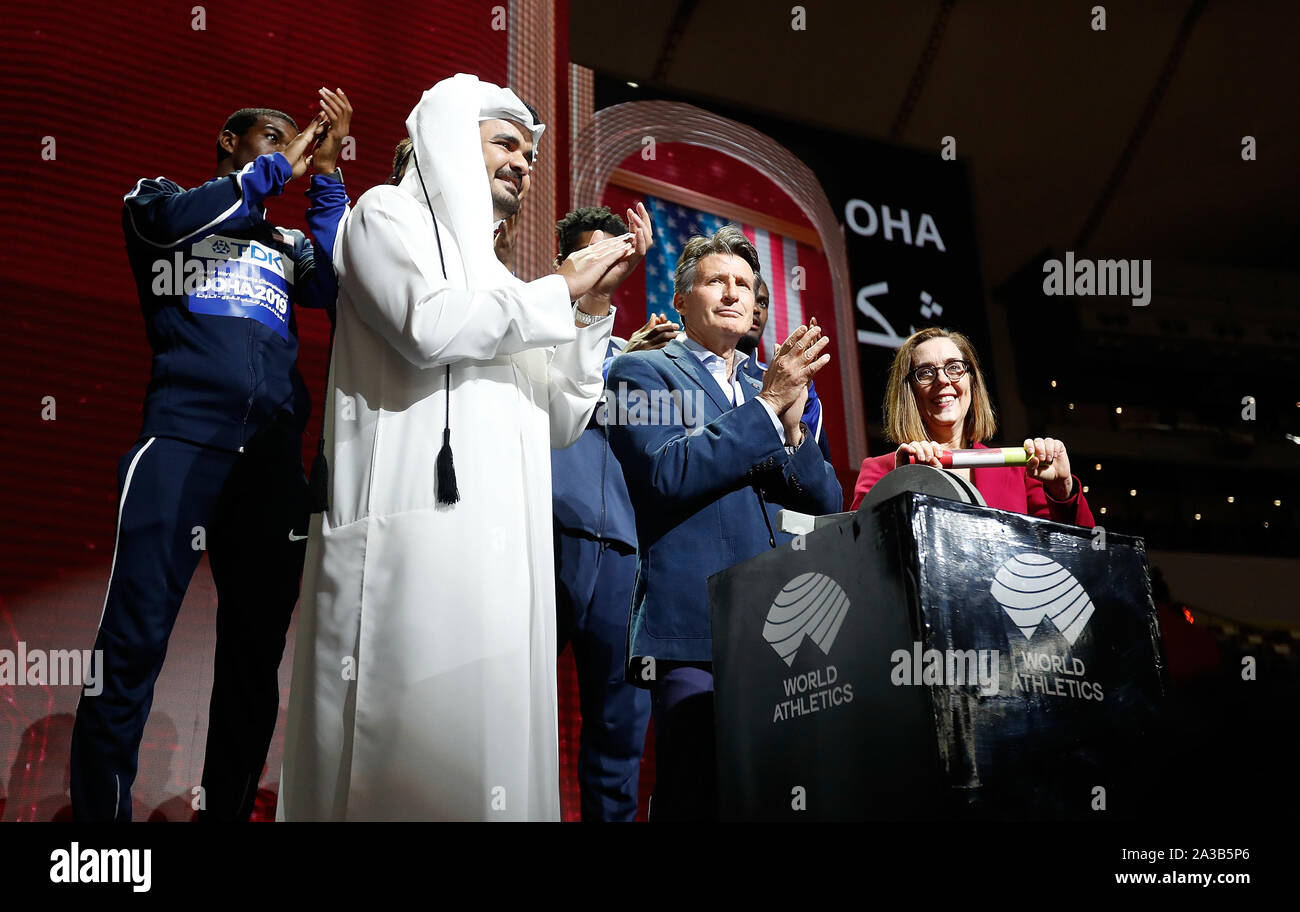 (191007) -- DOHA, le 7 octobre 2019 (Xinhua) -- Le Cheikh Joaan bin Hamad Al Thani (2L), Président du Comité Olympique du Qatar, Sebastian Coe (2e R), Président de l'IAAF, et Kate Brown (1e R), Gouverneur de l'Oregon, participer à la cérémonie de passation à l'IAAF 2019 Championnats du monde d'athlétisme à Doha, Qatar, le 6 octobre 2019. (Xinhua/Wang Lili) Banque D'Images