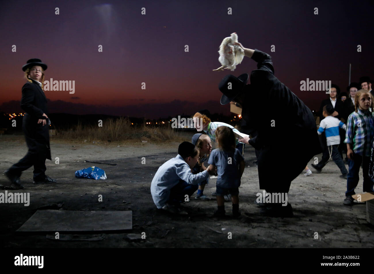 (191007) -- Beit Shemesh, le 7 octobre 2019 (Xinhua) -- Les Juifs ultra-orthodoxes effectuez les Kaparot rituel, où le blanc de poulets sont abattus comme un geste symbolique de l'expiation, l'avant du Yom Kippour, le Jour des Expiations, Juif dans Beit Shemesh, Israël, le 6 octobre 2019. (Photo de Gil Cohen Magen/Xinhua) Banque D'Images