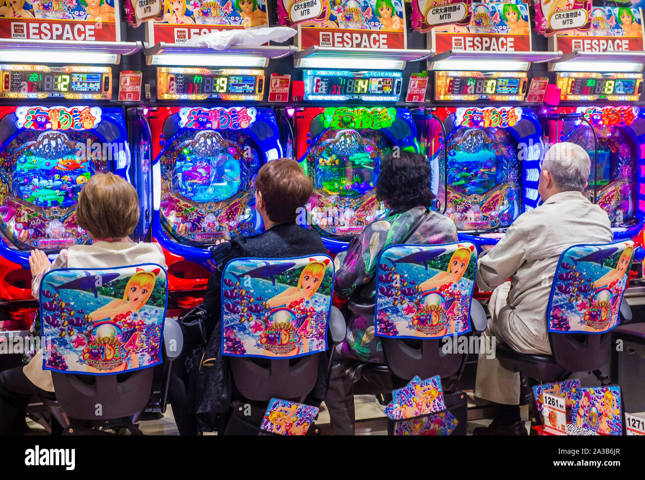 Salon de pachinko à Tokyo au Japon Banque D'Images