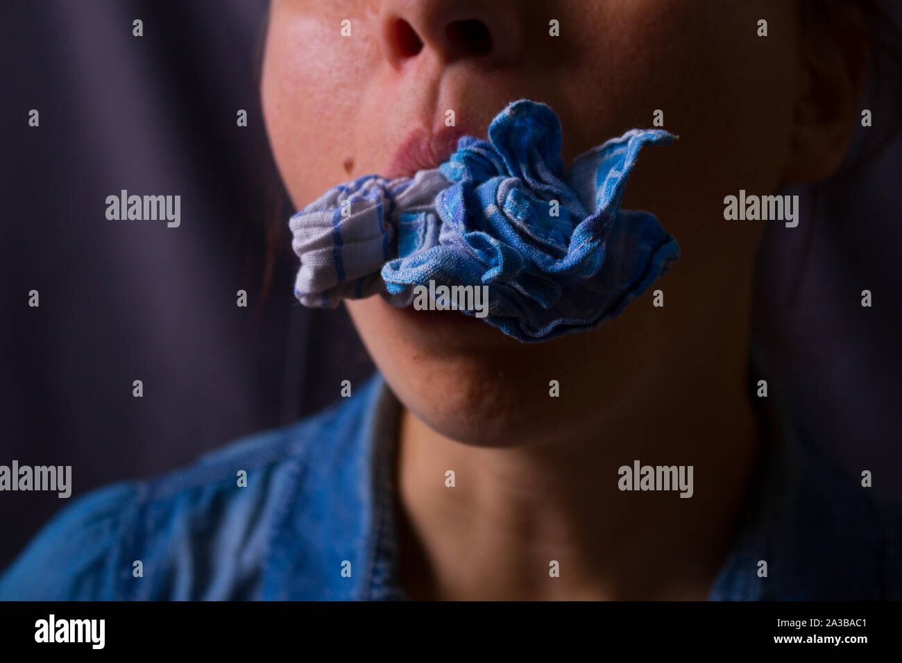 Méconnaissable femme avec gag. Concept de l'homme femme Banque D'Images