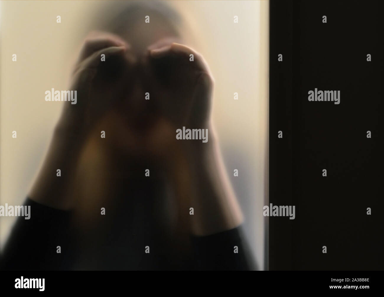 A La Fille Derriere Le Verre Depoli Photo Stock Alamy