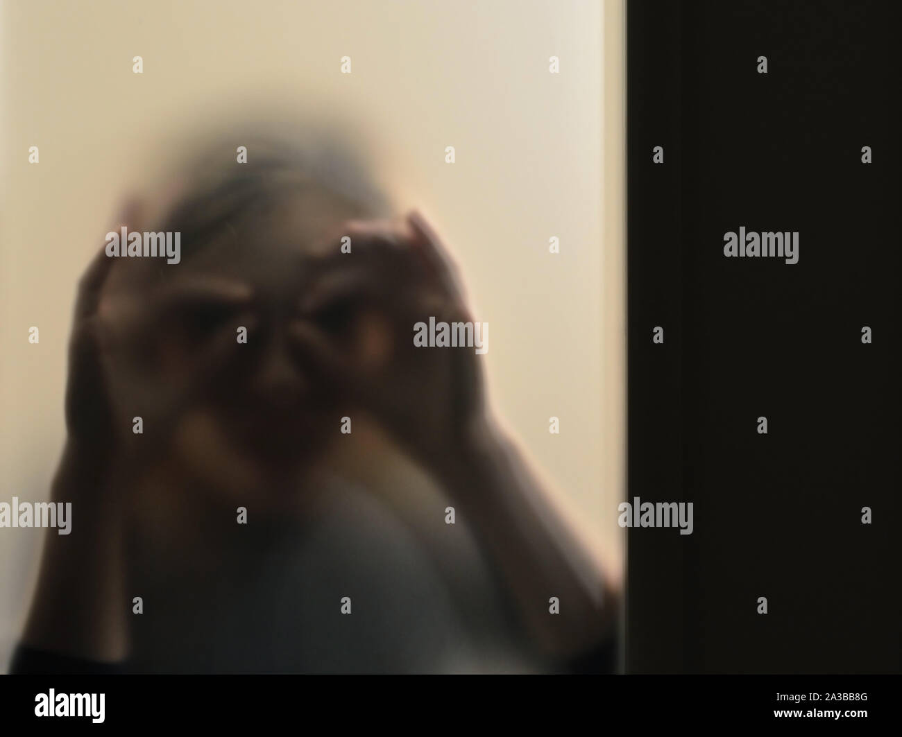A La Fille Derriere Le Verre Depoli Photo Stock Alamy