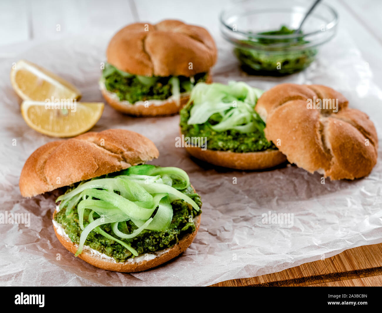 L'avocat grec Sandwiches avec tranches de concombre Banque D'Images