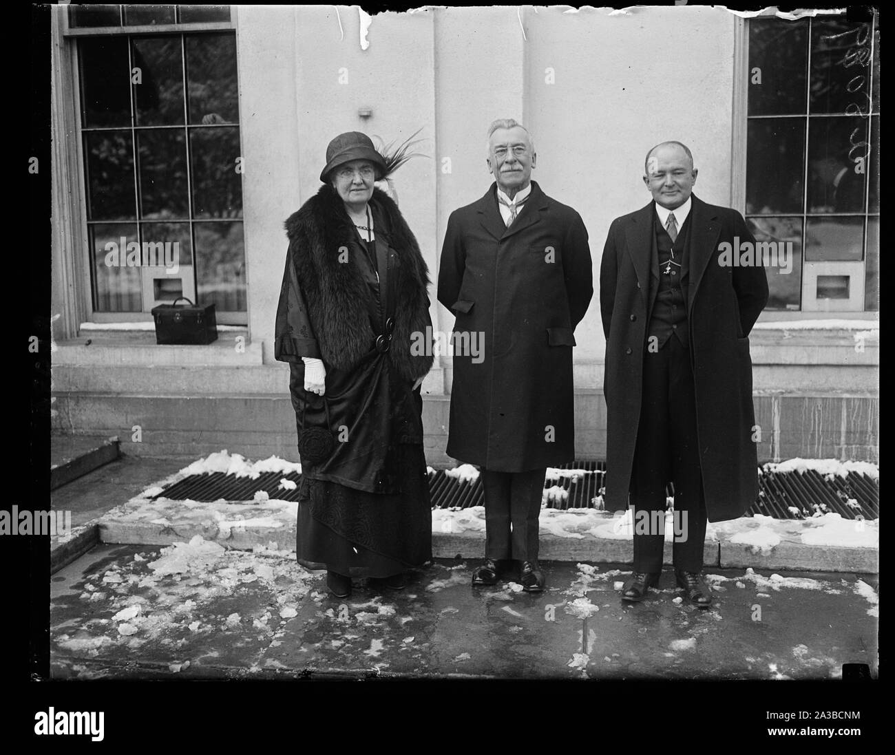 Sir Alfred et Lady Robbins, de Londres à Maison Blanche. Lft. à rt. : Dame Robbins, Sir Alfred et John H. Cowles, Grand Commandeur de la Scottish Rite Banque D'Images