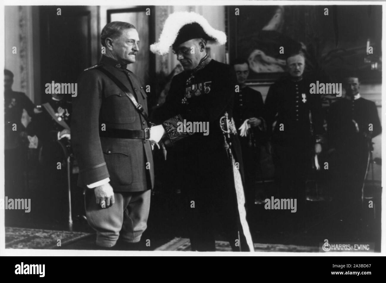 Sir Auckland Campbell Geddes présentant des prix au général John Pershing, devant d'autres hommes, tous en uniforme Banque D'Images