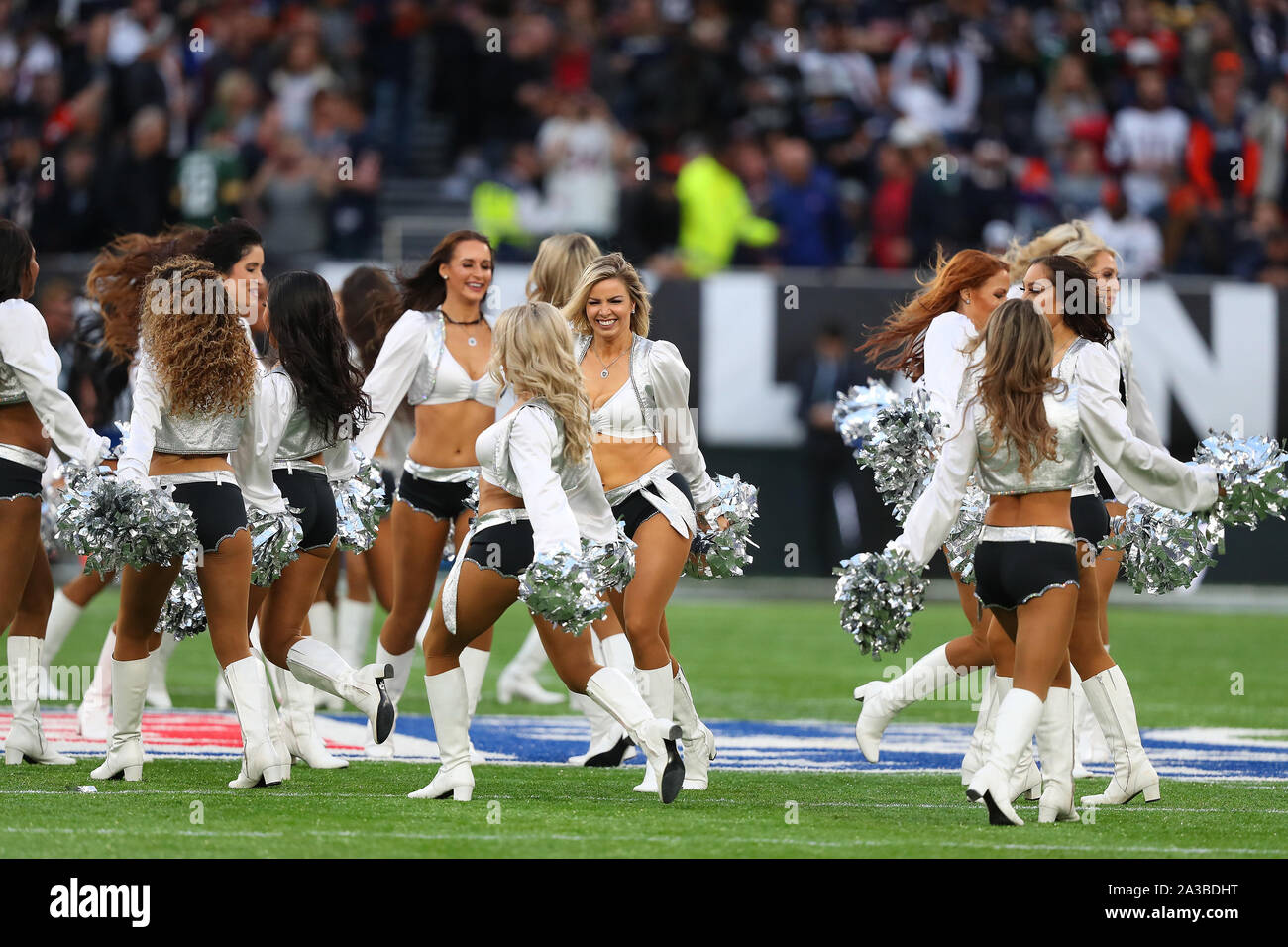 Londres, ANGLETERRE - 06 octobre 2019 : Cheerleaders effectuer au cours de la NFL match entre les Chicago Bears et Oakland Raiders à Tottenham Stadium à Londres, Royaume-Uni. Banque D'Images