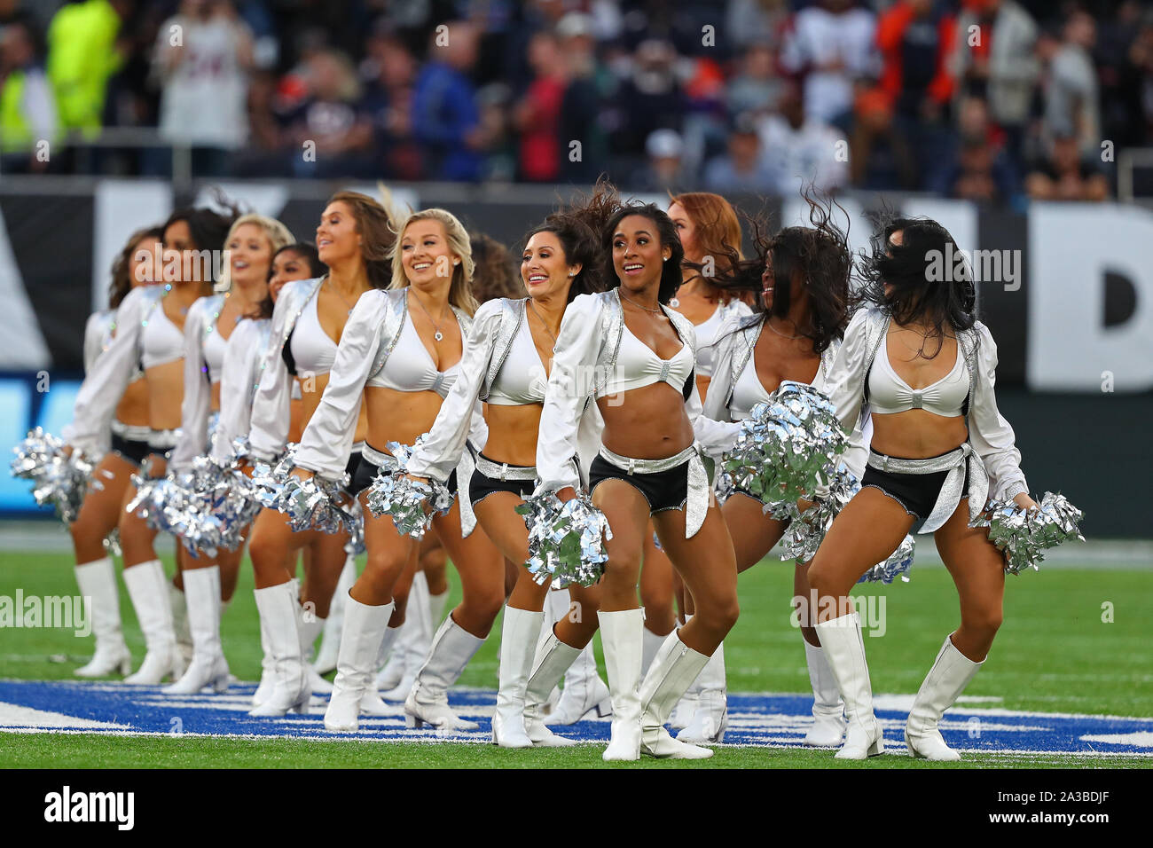 Londres, ANGLETERRE - 06 octobre 2019 : Cheerleaders effectuer au cours de la NFL match entre les Chicago Bears et Oakland Raiders à Tottenham Stadium à Londres, Royaume-Uni. Banque D'Images