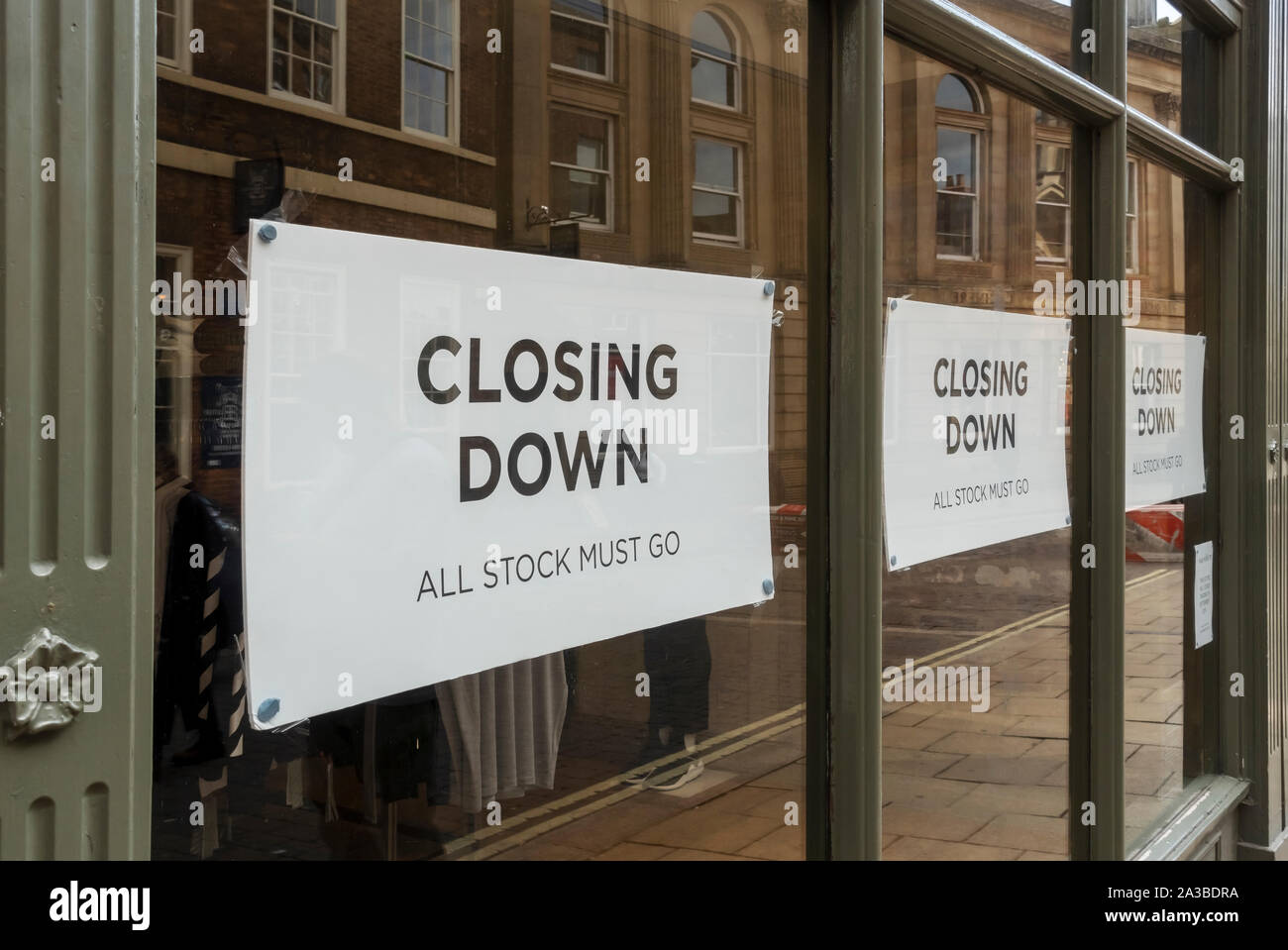 Gros plan de fermeture vers le bas panneaux sur la fenêtre de magasin fermé générique dans le centre-ville Angleterre Royaume-Uni GB Grande-Bretagne Banque D'Images