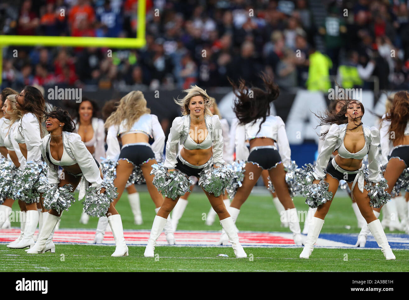 Londres, ANGLETERRE - 06 octobre 2019 : Oakland Raiders cheerleaders effectuer au cours de la NFL match entre les Chicago Bears et Oakland Raiders à Tottenham Stadium à Londres, Royaume-Uni. Banque D'Images