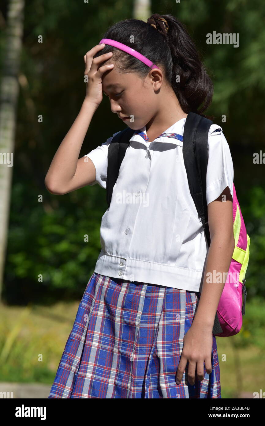 Anxieux Cute Filipina Fille de l'école portant l'uniforme scolaire avec les ordinateurs portables Banque D'Images