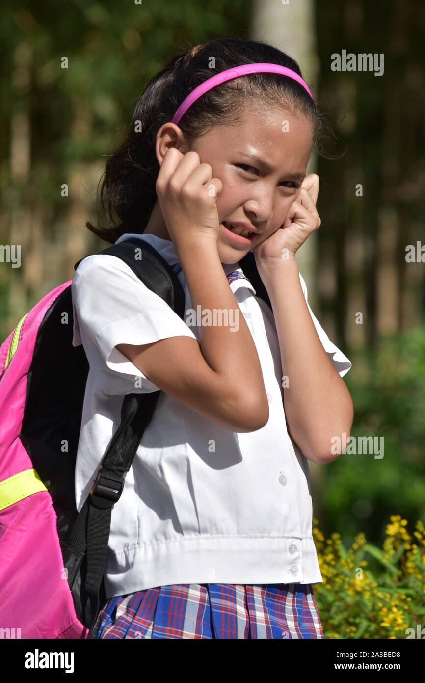 Fille de l'école minoritaire mignon et l'angoisse le port de l'uniforme scolaire avec les ordinateurs portables Banque D'Images