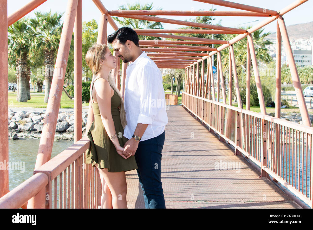 En romantique-amour et happy mixed race couple. Young blonde woman et turc (du Moyen-Orient) l'homme dans l'amour. Les amoureux romantique en vacances. Miel Banque D'Images