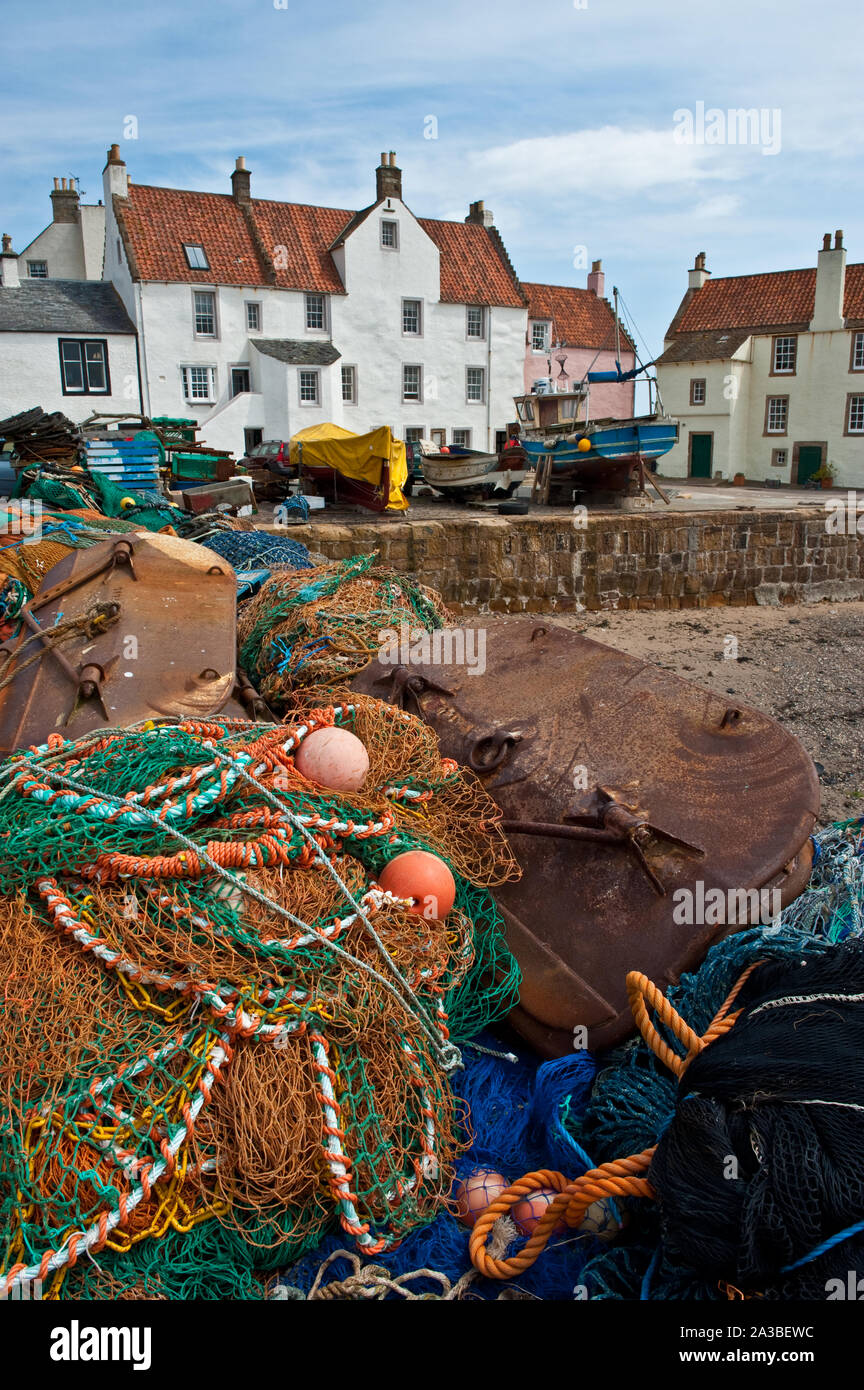 L'équipement de pêche sur les quais du port. Pittenweem, Fife, Scotland Banque D'Images