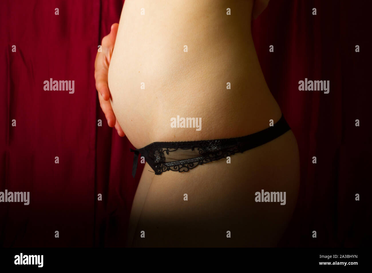 Close-up of méconnaissable femme enceinte en sous-vêtements Photo Stock -  Alamy