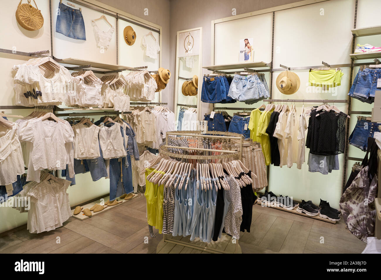 Vérone, Italie - circa 2019 MAI : interior shot de Stradivarius magasin à  Vérone. Stradivarius est un groupe international de femmes et hommes marque  de mode de vêtements Photo Stock - Alamy