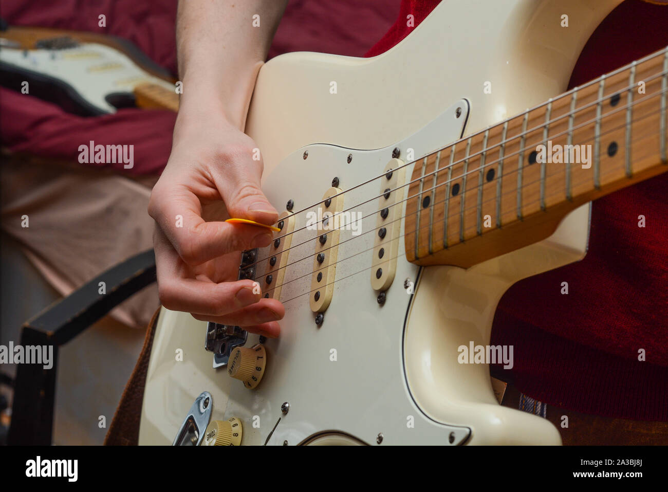 Guy jouer à la guitare électrique Fender Stratocaster Banque D'Images