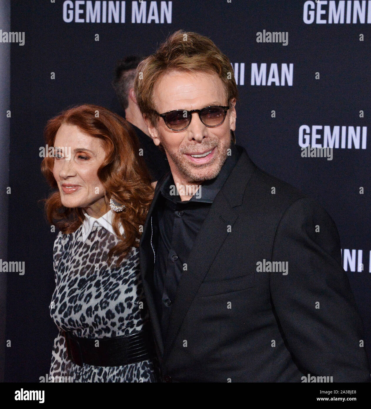 Los Angeles, Californie, USA. 06 Oct, 2019. Producteur de films et de télévision Jerry Bruckheimer et son épouse Linda Bruckheimer assister à la première du film thriller de science-fiction 'Gemini Man' au théâtre chinois de Grauman dans la section Hollywood de Los Angeles le dimanche, Octobre 6, 2019. Scénario : Un assassin à la retraite, Henry Brogan, se retrouve poursuivi par un tueur mystérieux qui peut prévoir tous ses déplacements. Découvrir qu'il est pourchassé par un jeune clone de lui-même, Henry a besoin de savoir pourquoi il est la cible et qui est le créateur. Credit : UPI/Alamy Live News Banque D'Images