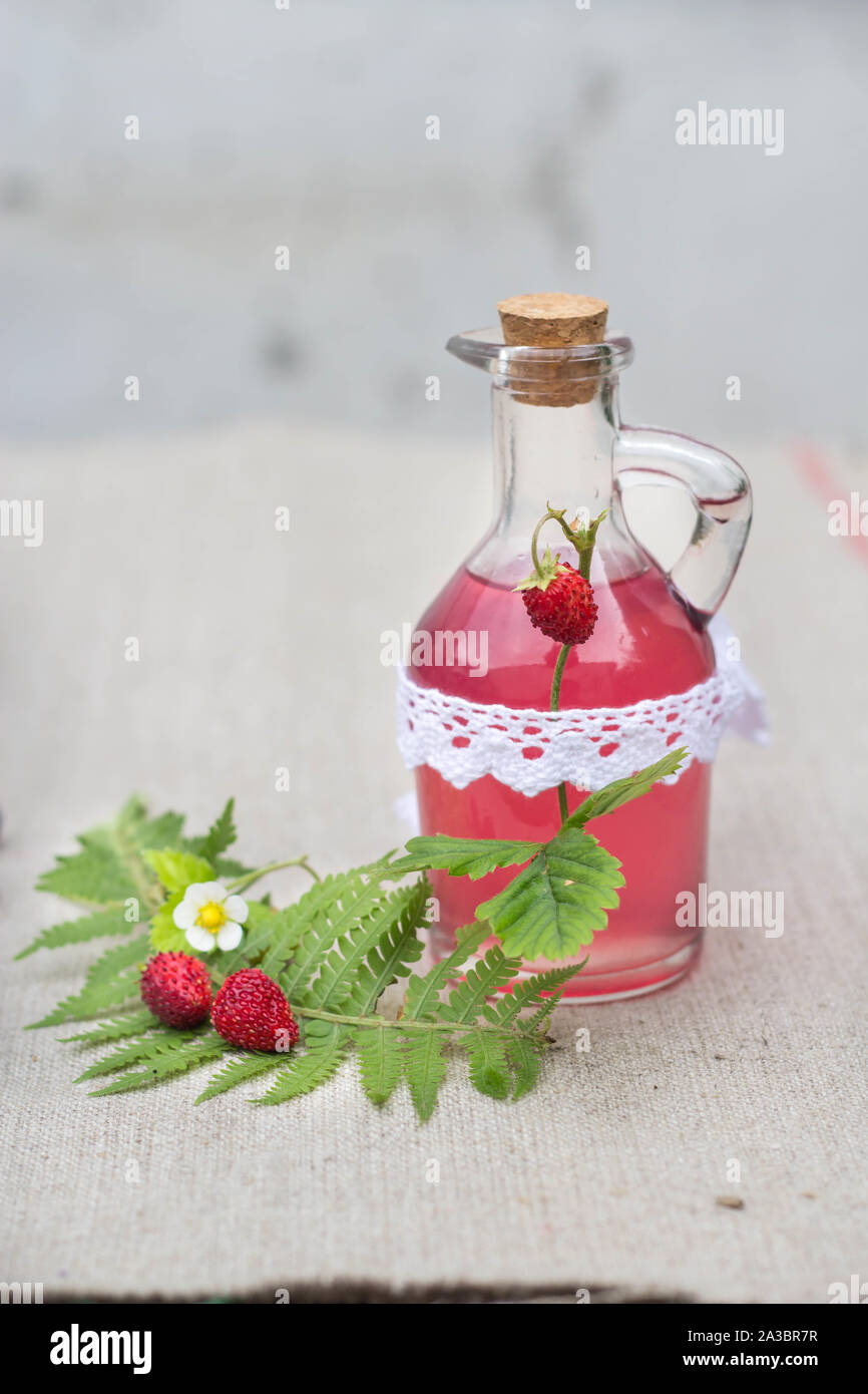 Maison savoureux sirop avec les fruits sauvages de la forêt Banque D'Images