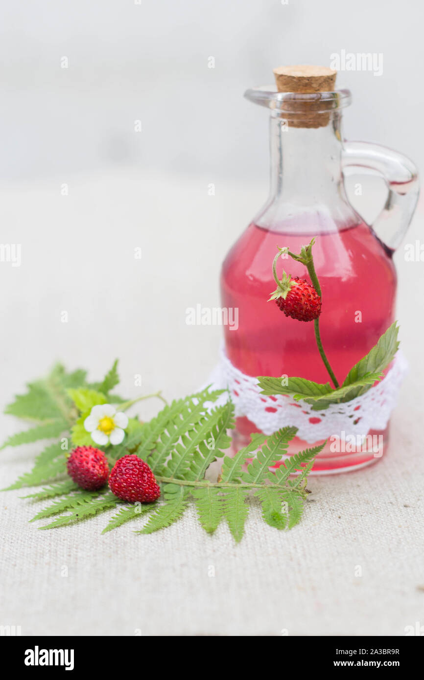 Maison savoureux sirop avec les fruits sauvages de la forêt Banque D'Images