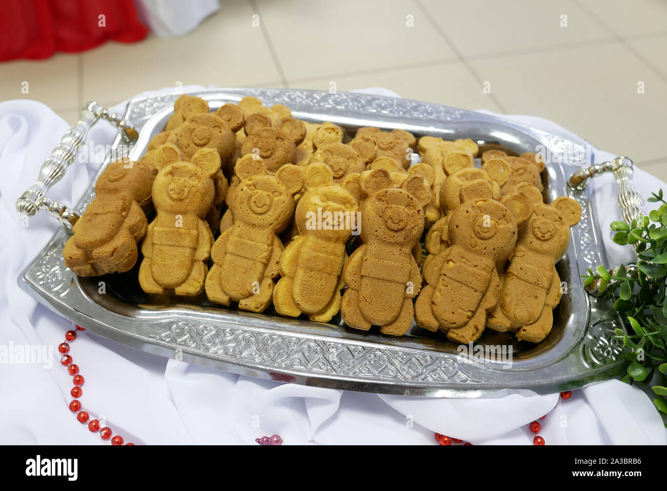 Beaucoup d'ours à la main sur un plateau de cookies Banque D'Images