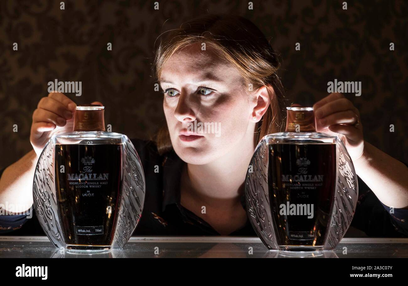 Edinburgh, Royaume-Uni. 07 octobre, 2019 Photo : Georgina Porteous, Whisky Junior spécialiste à la vente aux enchères Bonhams Whisky. La vente aux enchères Bonhams Whisky aura lieu le 9 octobre 2019. Parmi les lots seront deux bouteilles de Macallan Lalique 50 ans. Le premier des six piliers Lalique Collection de la distillerie single malts les plus rares, sorti entre 2006-2016. Ils sont estimés à 000 € fetch 67,000-93 chacun. Credit : Riche de Dyson/Alamy Live News Banque D'Images