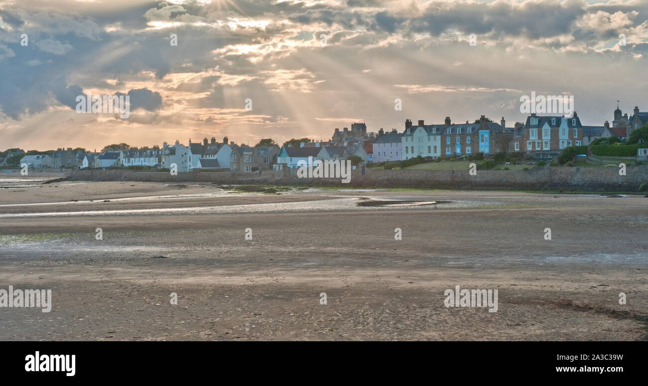 Rayons de soleil qui brille sur le front de mer d'Elie. Fife, Scotland Banque D'Images